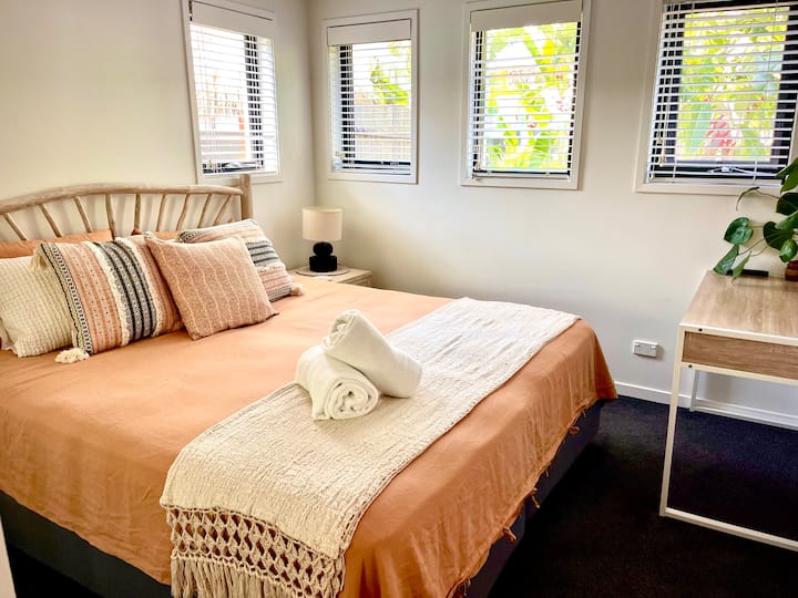 חדר השינה הזה יכול להיות מיטת קינג סייז אחת או 2 מיטות יחיד לפני הצ'ק - אין