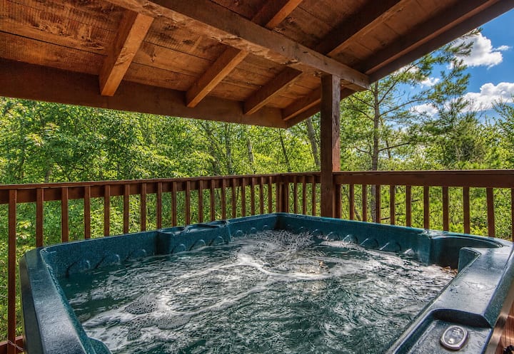Cub Crossing, Free Tickets, Hot Tub, Pool Table - Cabins for Rent