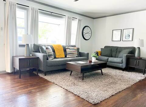 Yellow Door- Comfy & Cozy 
3BR | Close to I40