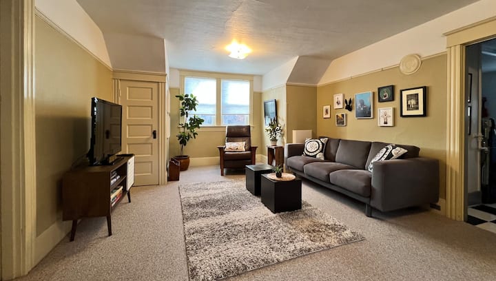 Spacious, Cozy, Artsy Flat W New Stove & Bathroom! - Portland, OR