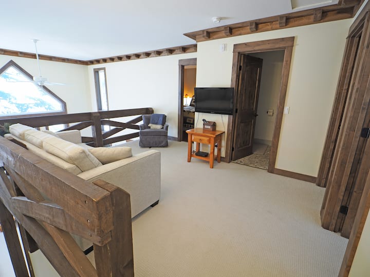 Eneo la roshani la ghorofani lenye kitanda kipya cha mchawi kinachotolewa 