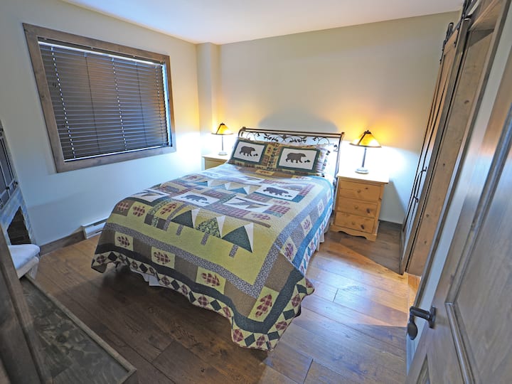 Chumba cha kulala cha msingi chenye bafu la kujitegemea na beseni la kuogea lenye ndege.