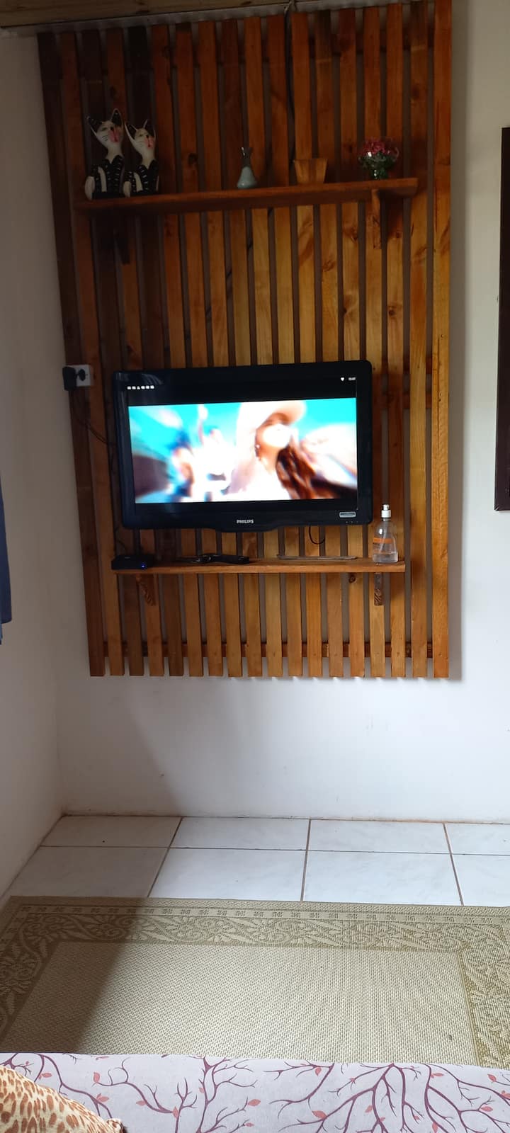 Televisor de 32 pulgadas con caja de TV. Todo despejado