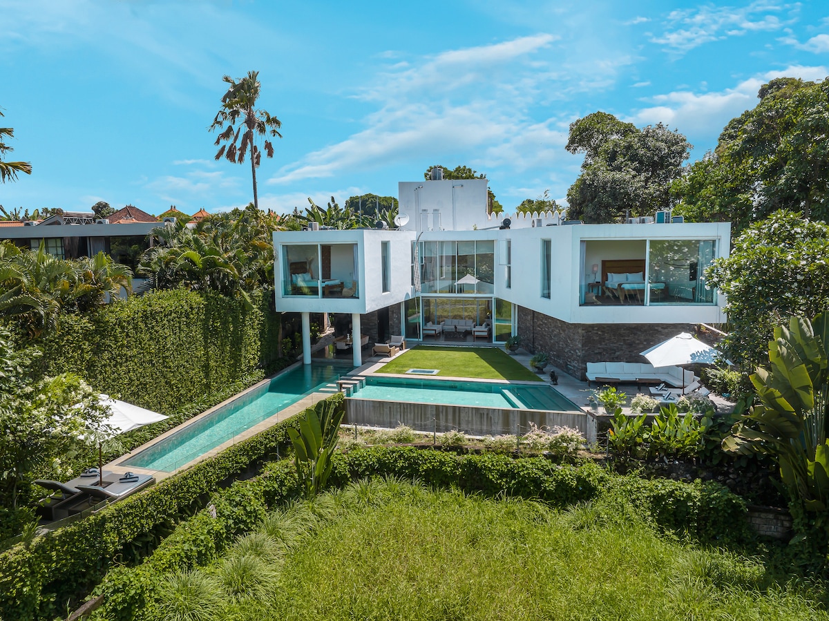 Villa in Pererenan · ★4.94 · 4 bedrooms · 6 beds · 3.5 private baths รายการ Airbnb เปรียบเทียบ