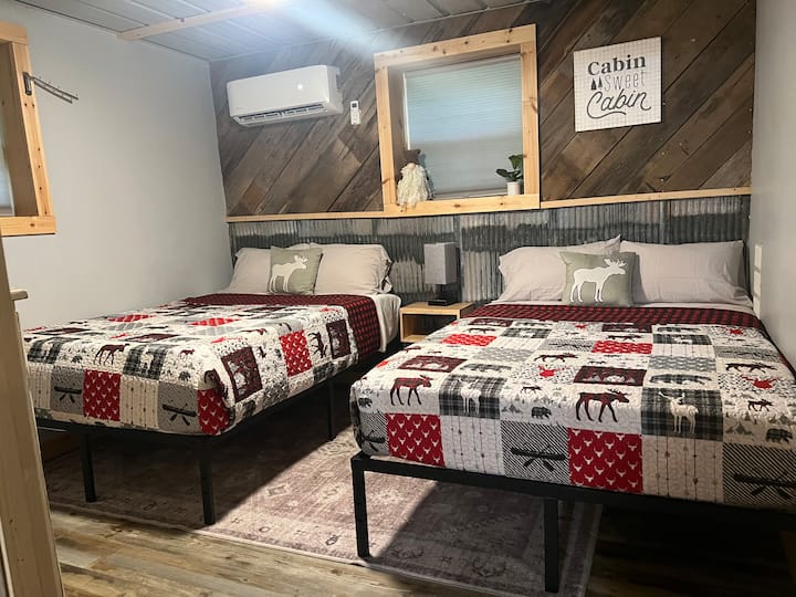 2张全尺寸床，配备混合记忆泡沫床垫/对面墙上配备智能电视 