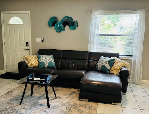 Sunshine Acre 2B/2B Home. King Suite & Big Yard