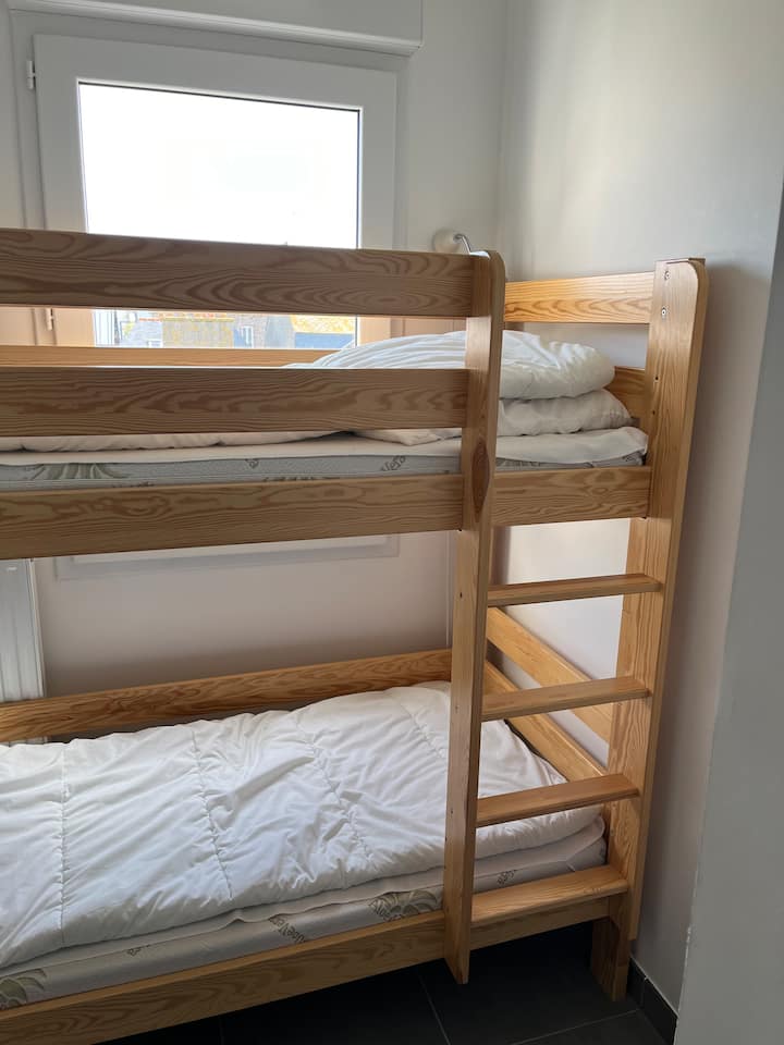 Se trata de una pequeña habitación "cabina" con una litera y una pequeña cómoda para guardar algunas prendas. El espacio tiene una ventana al jardín y se puede cerrar gracias a una puerta corredera. Perfecto para niños.