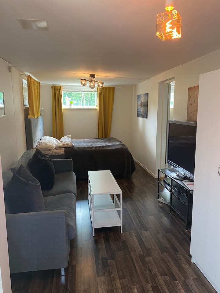 Private apartment. 26 min public transport to city
