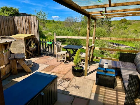 Doris Cottage, Hot Tub, 1 Bed, Barn Conversion