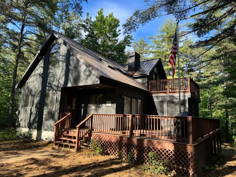 Pet-friendly cabin with hot tub and beach access!