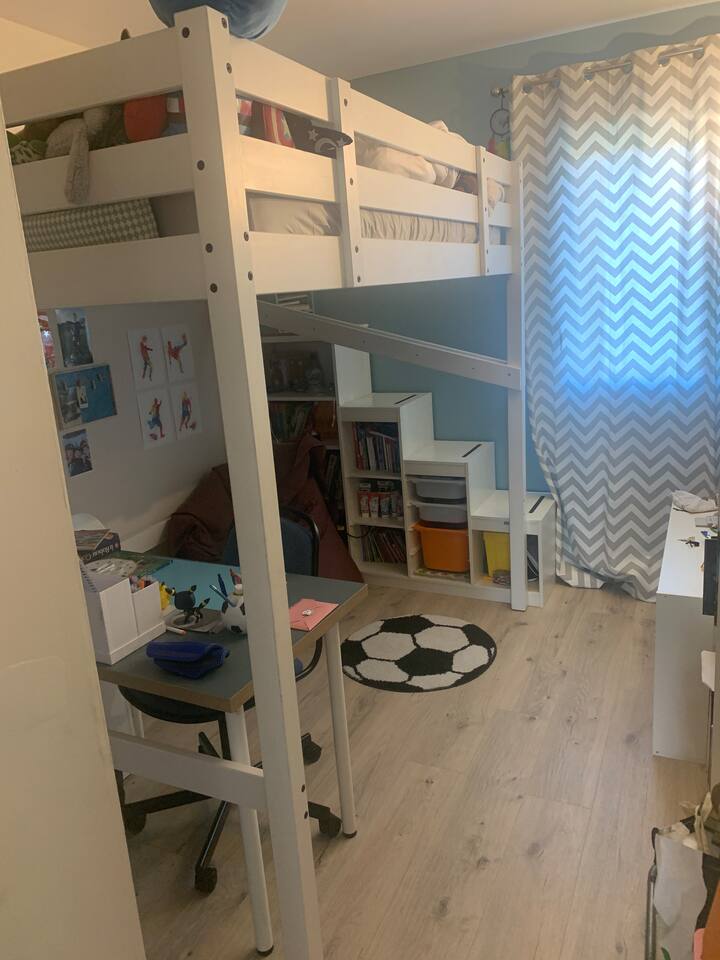 camera soppalcata con letto matrimoniale e possibilità di mettere culla al piano di sotto