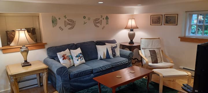 Quaint & Cozy West Coast Garden Level Studio - Burnaby