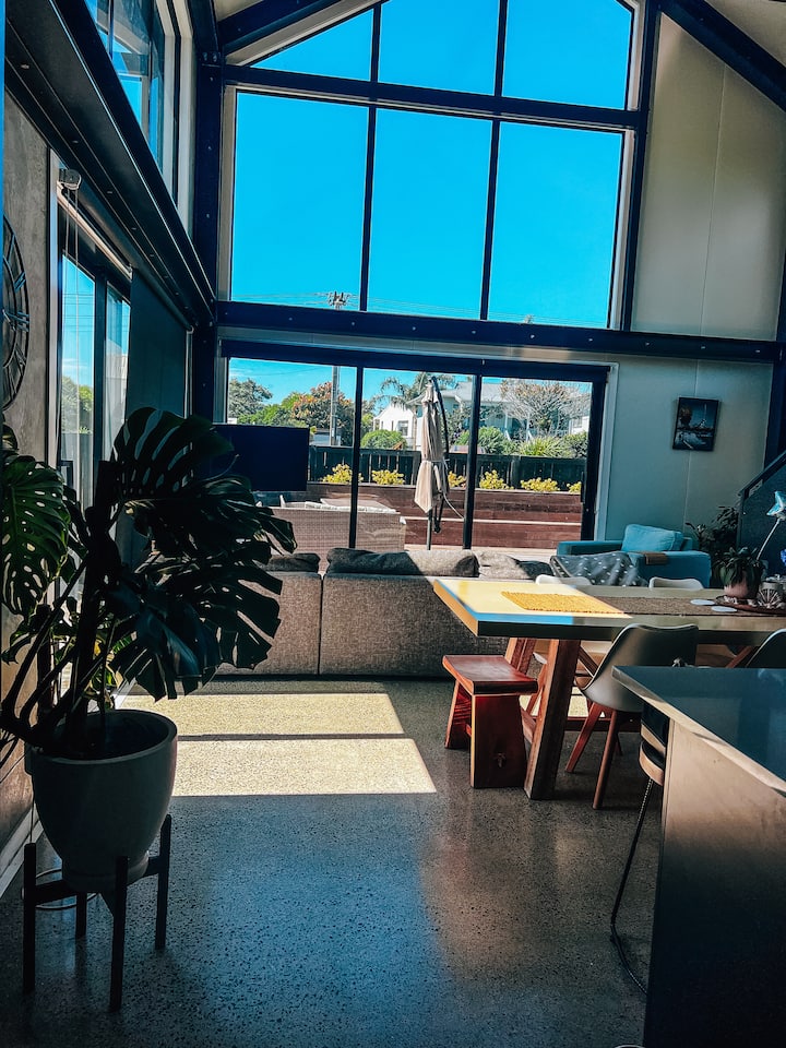 Light-filled Designer Beach House | Walk To Beach - Papamoa