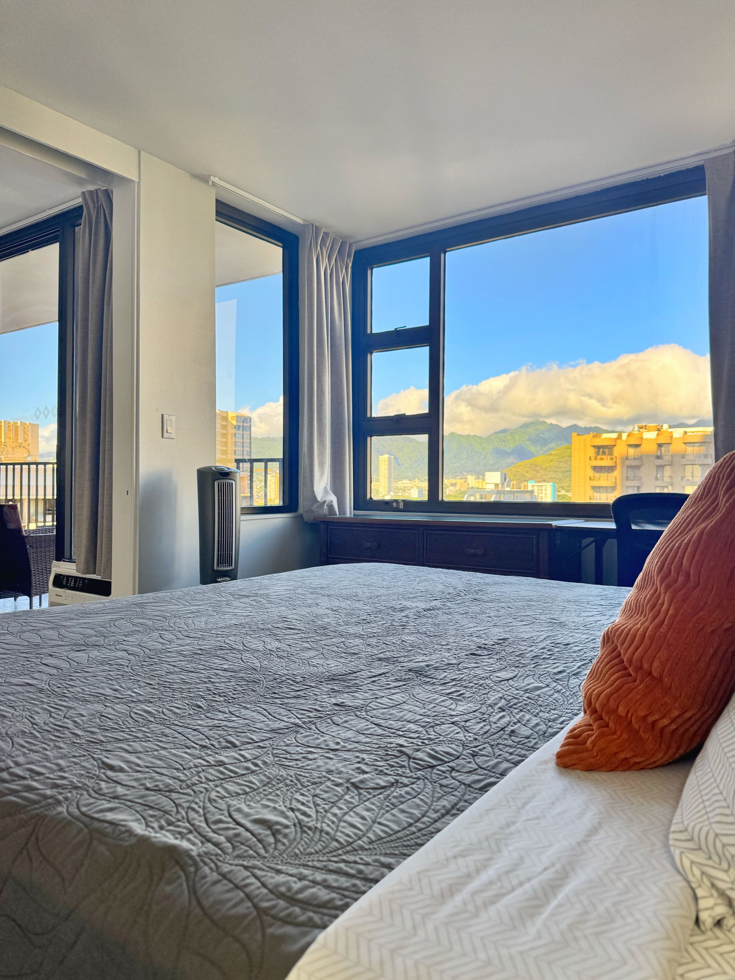 Condo in Honolulu · ★4.84 · 1 bedroom · 2 beds · 1 private bath - Image 17