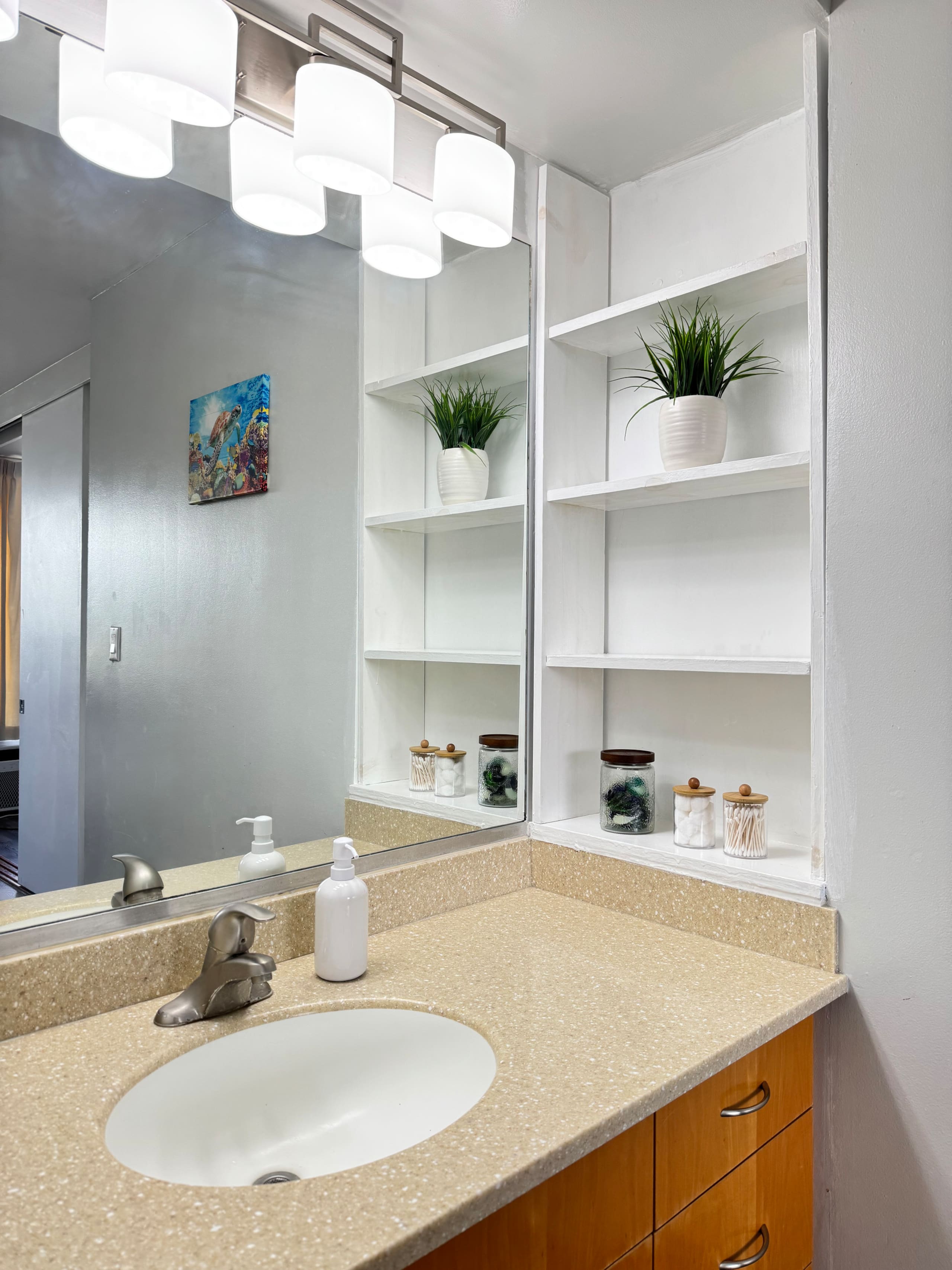 Condo in Honolulu · ★4.84 · 1 bedroom · 2 beds · 1 private bath - Image 18