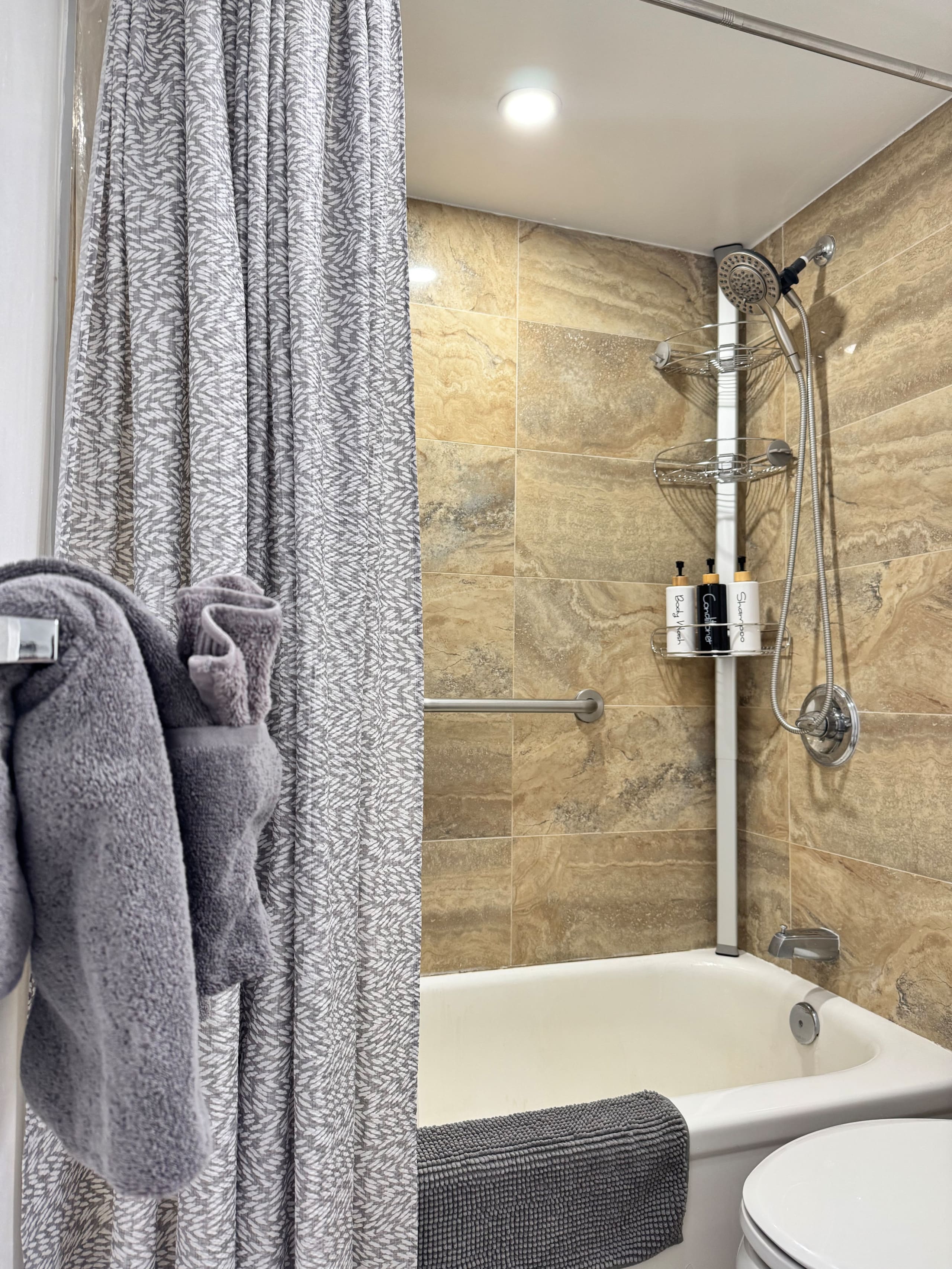 Condo in Honolulu · ★4.84 · 1 bedroom · 2 beds · 1 private bath - Image 19