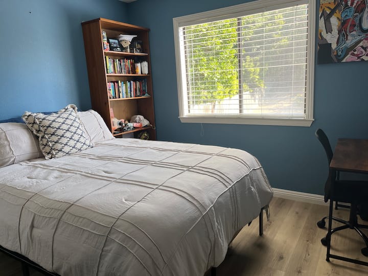 Chumba cha kulala cha ghorofa #2 na kitanda na dawati la Queen