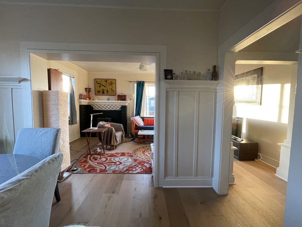 Entire Rockridge 2 BR upper flat near TJs, BART Houses for Rent in Oakland, California, United