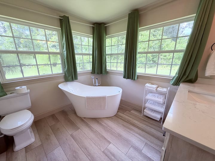 Farm House stay with soaking tub and hot tub barn