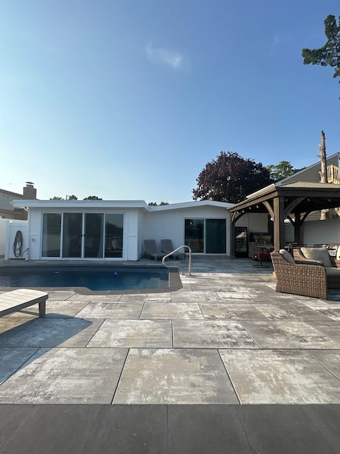 Cozy bungalow w built in pool on lagoon!