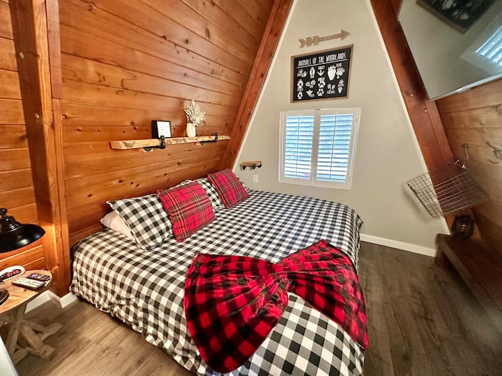 这张加大双人床配备豪华床上用品、优质床垫和枕头，让您睡个好觉。 