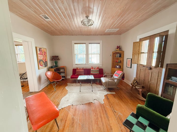 Alamo House: Vintage Style Adobe W/ 2 Bathrooms - Marfa, TX
