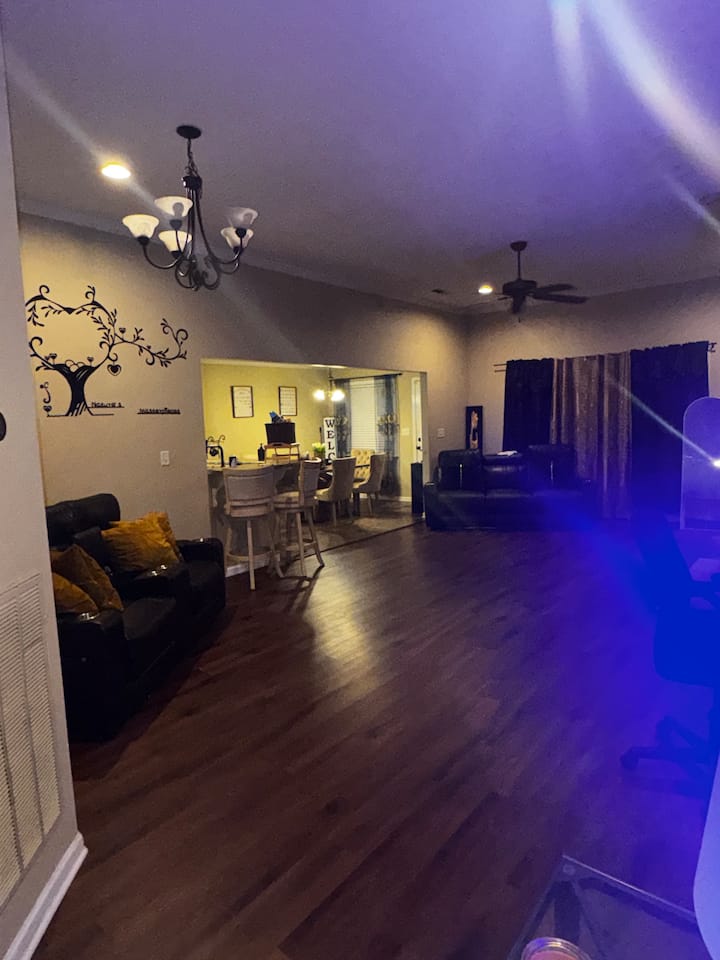 Cheerful 3 Bedroom Home With Indoor Fire Place - Tuscaloosa, AL