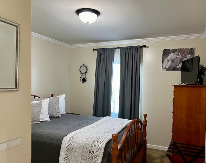 חדר שינה זוגי עם מזרן היברידי