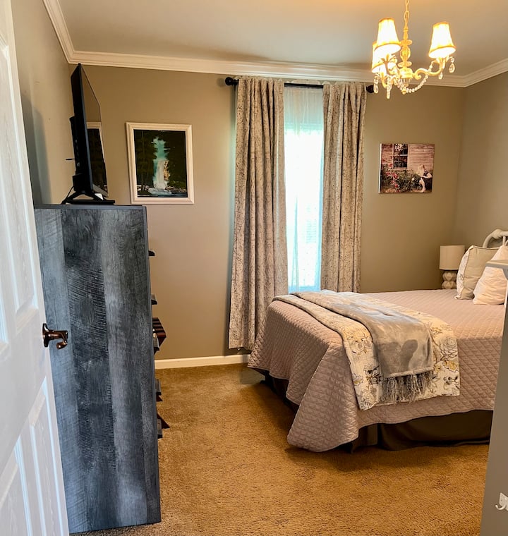 חדר שינה מלא עם מזרן היברידי וטלוויזיה חכמה