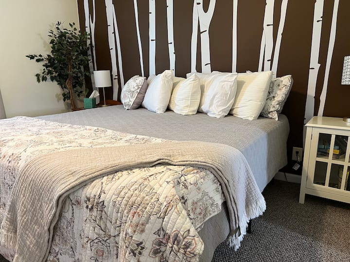 מיטת קינג סייז עם מזרן היברידי חדש. 