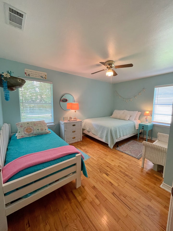 Jedna menšia manželská posteľ a jedno oddelené lôžko 