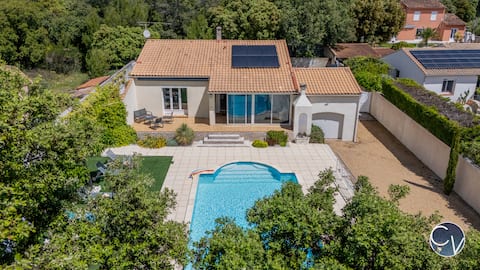 Villa Poulx: Air Conditioning, Pool, and BBQ