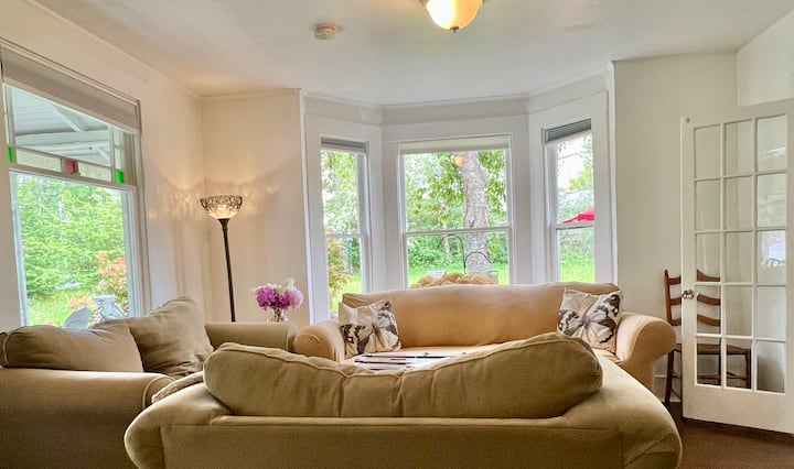 Vashon Farmhouse: Sleeps 2-10 - Vashon