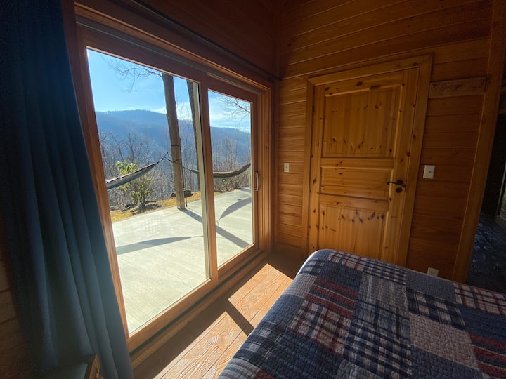 Mountain magic: Stunning views from the cozy ground level bedroom!