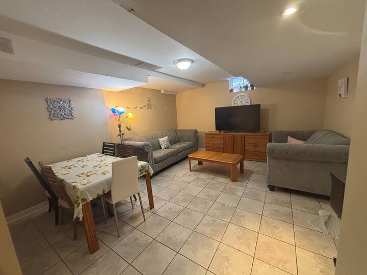 Spacious 2 Bedroom/ 2 Bed/1 Bath Apartment - Vaughan