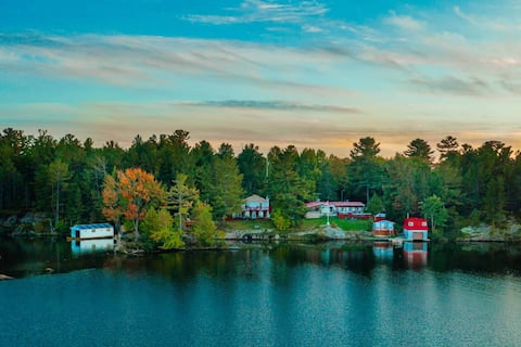 Large Extremely Private Lakefront Cottages Retreat