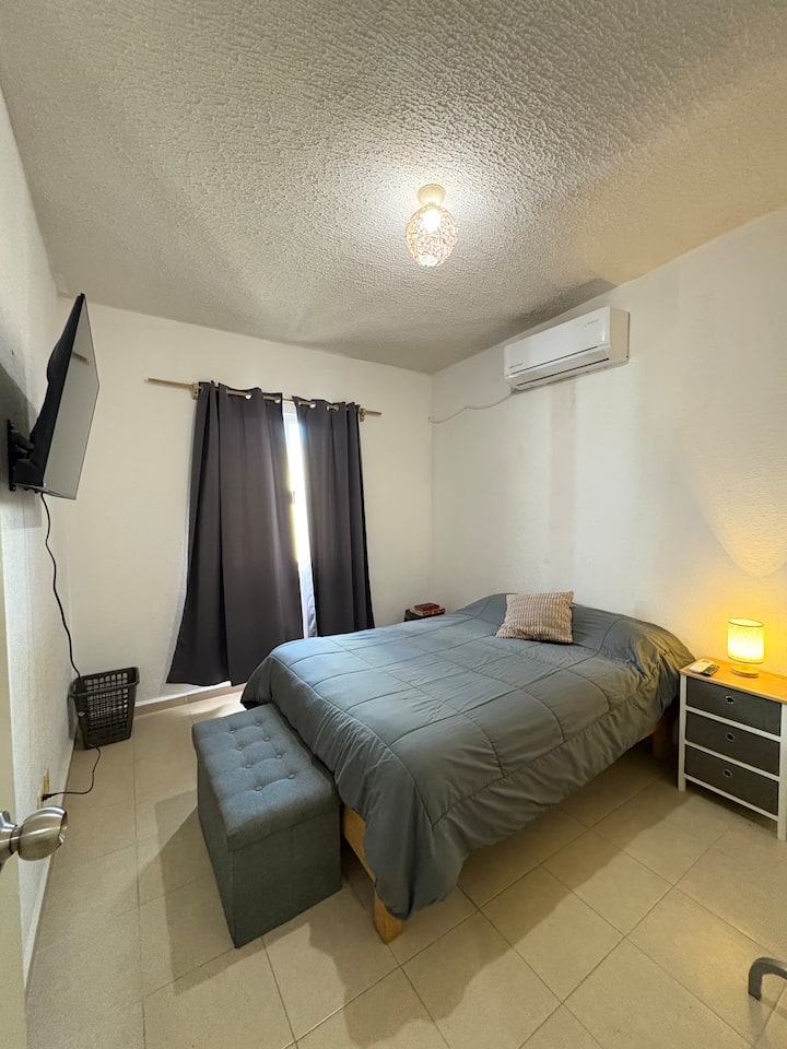 Queen size bed, memory foam mattress. Smart TV. Air conditioning. 