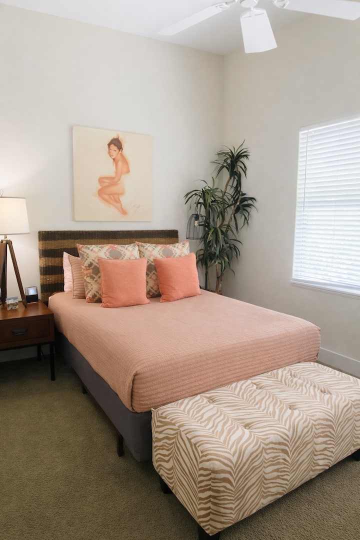 Chambre principale avec grand lit et salle de bain privée