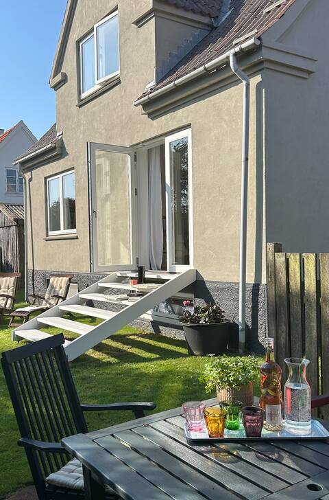 Townhouse with 3  bedrooms and lovely garden, close to everything