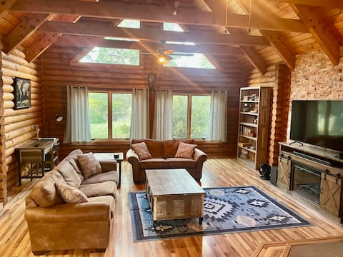 Cheerful Cabin with stone patio/fire pit/hot tub!