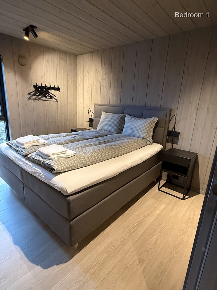 Bedroom 1, 180cm bed (1. floor).
Bedside lights with integrated mobileholder and charger (USB-A)