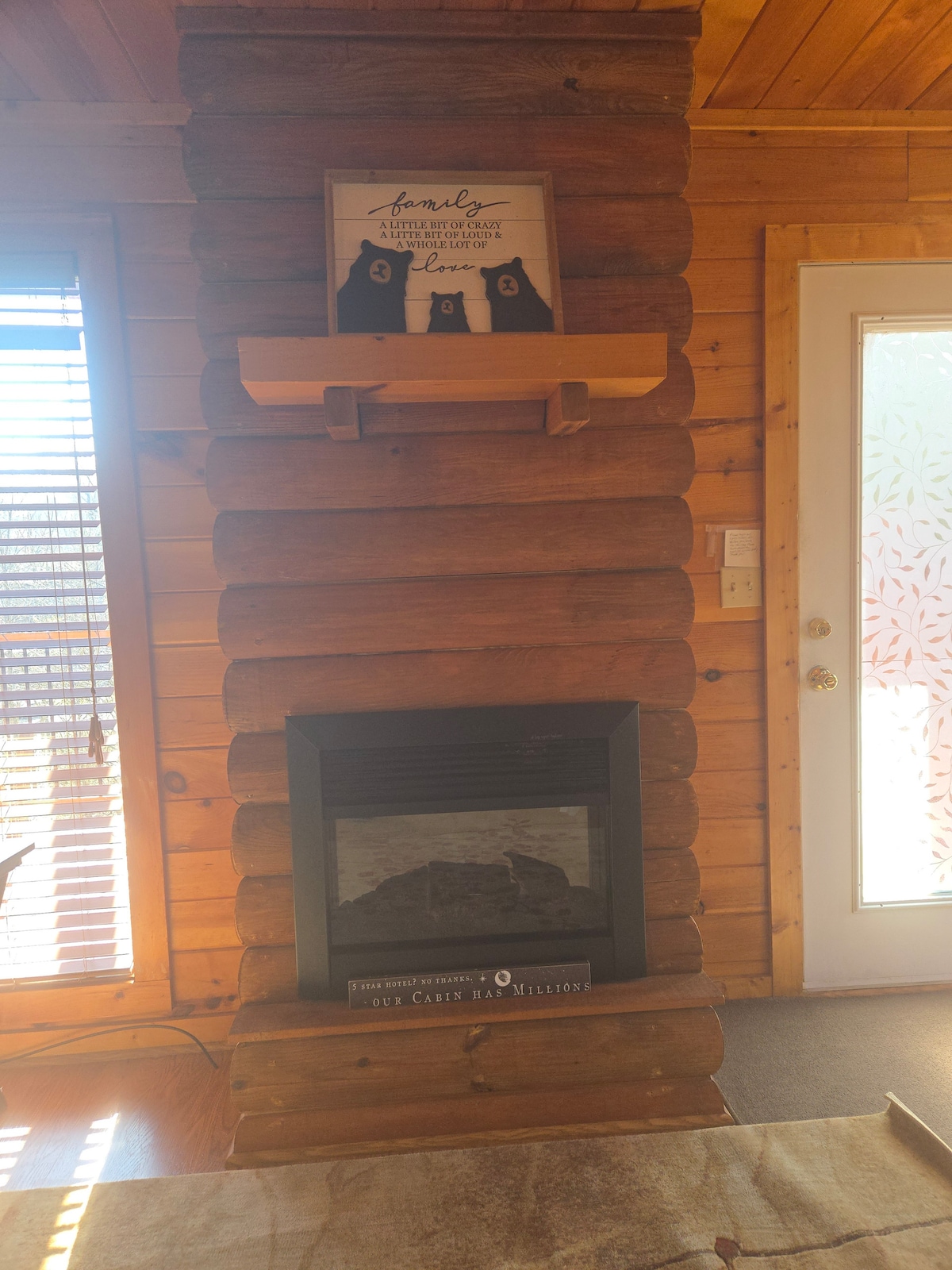 להתרווח מול האח החשמלית והתנור.