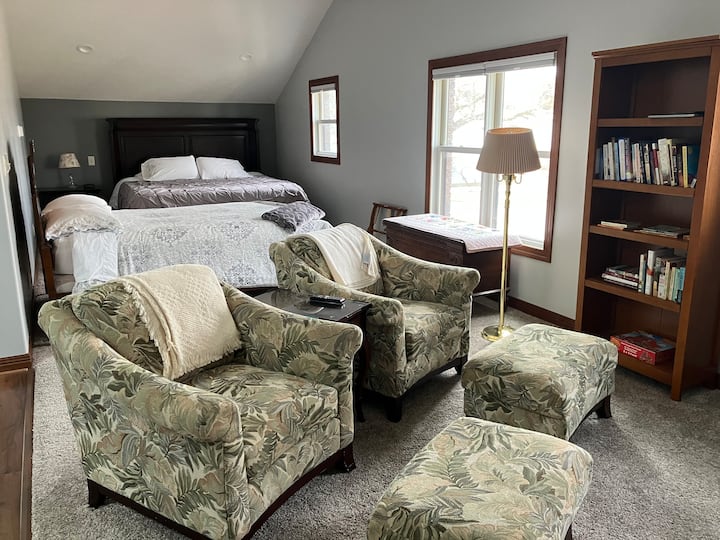 The Farm, Spacious King Suite W/ Giant Soaking Tub - Crete, NE