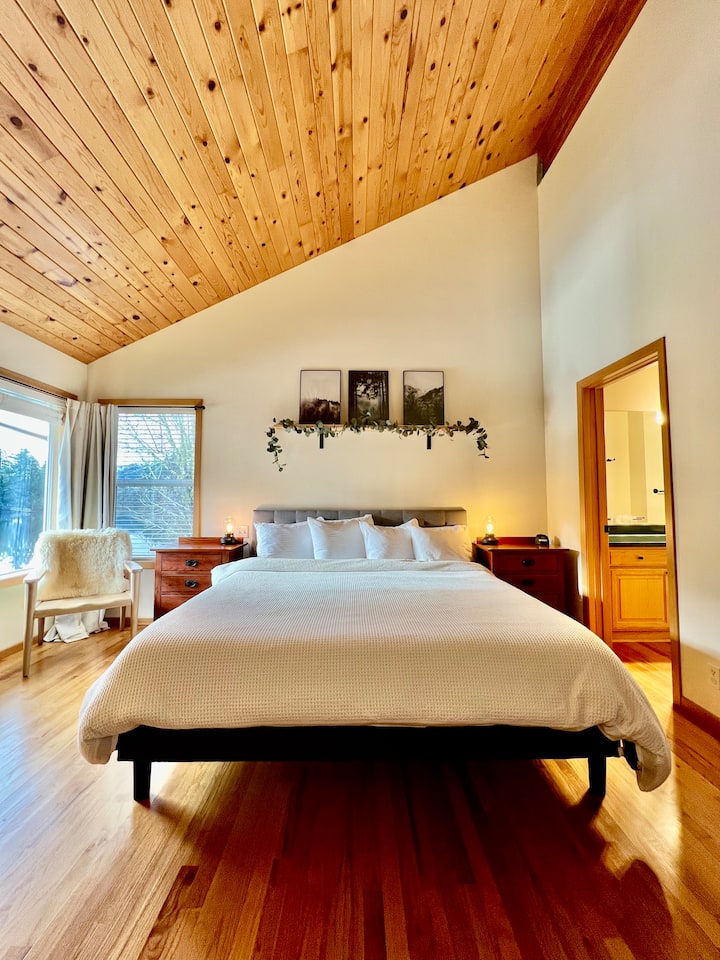 Veľká manželská posteľ s vlastnou kúpeľňou!