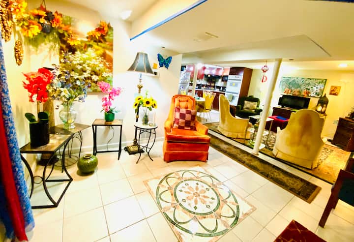 “The Sunflower Suite” 420 Friendly - Free Parking - Oak Park, IL