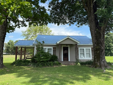 Country Cottage Home on 2 Acres Close to UTM