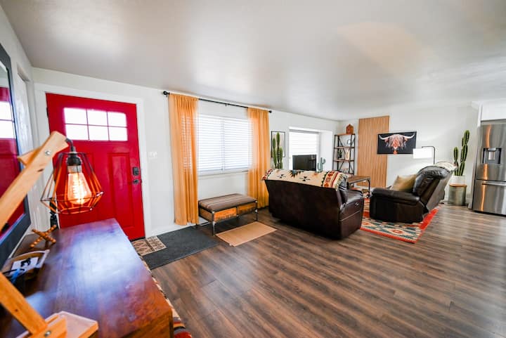 Arvada Getaway | Hot Tub | Fire Pit | Light Rail - Arvada, CO