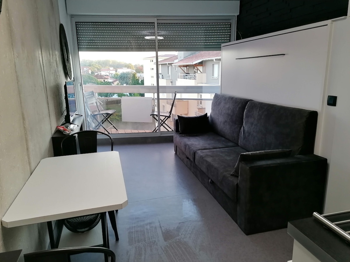 Top Airbnb: 3-star studio for rent. Industrial style. in Dax