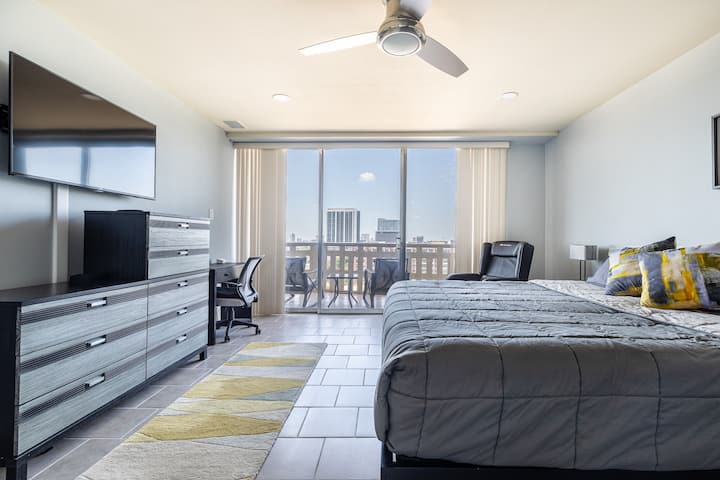 Midtown Highrise, King Suite W/many Amenities - Houston, TX