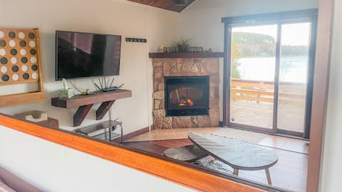 Top Airbnb: Little Lake Lookout: Sauna, Beach, Dock, Dogs! in Northern Bruce Peninsula